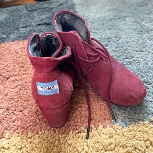 Red TOMS wedges